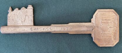 Sold: 1934 WORLD'S FAIR KEY in BOX! Wizard of Oz Scarecrow Figure Enchanted Island Chicago, Silver - Image 2