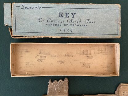 Sold: 1934 WORLD'S FAIR KEY in BOX! Wizard of Oz Scarecrow Figure Enchanted Island Chicago, Silver - Image 5